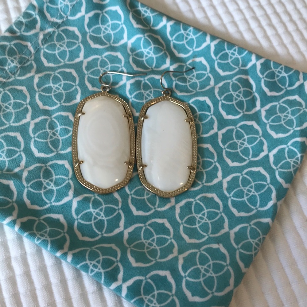 Danielle Kendra Scott in white pearl